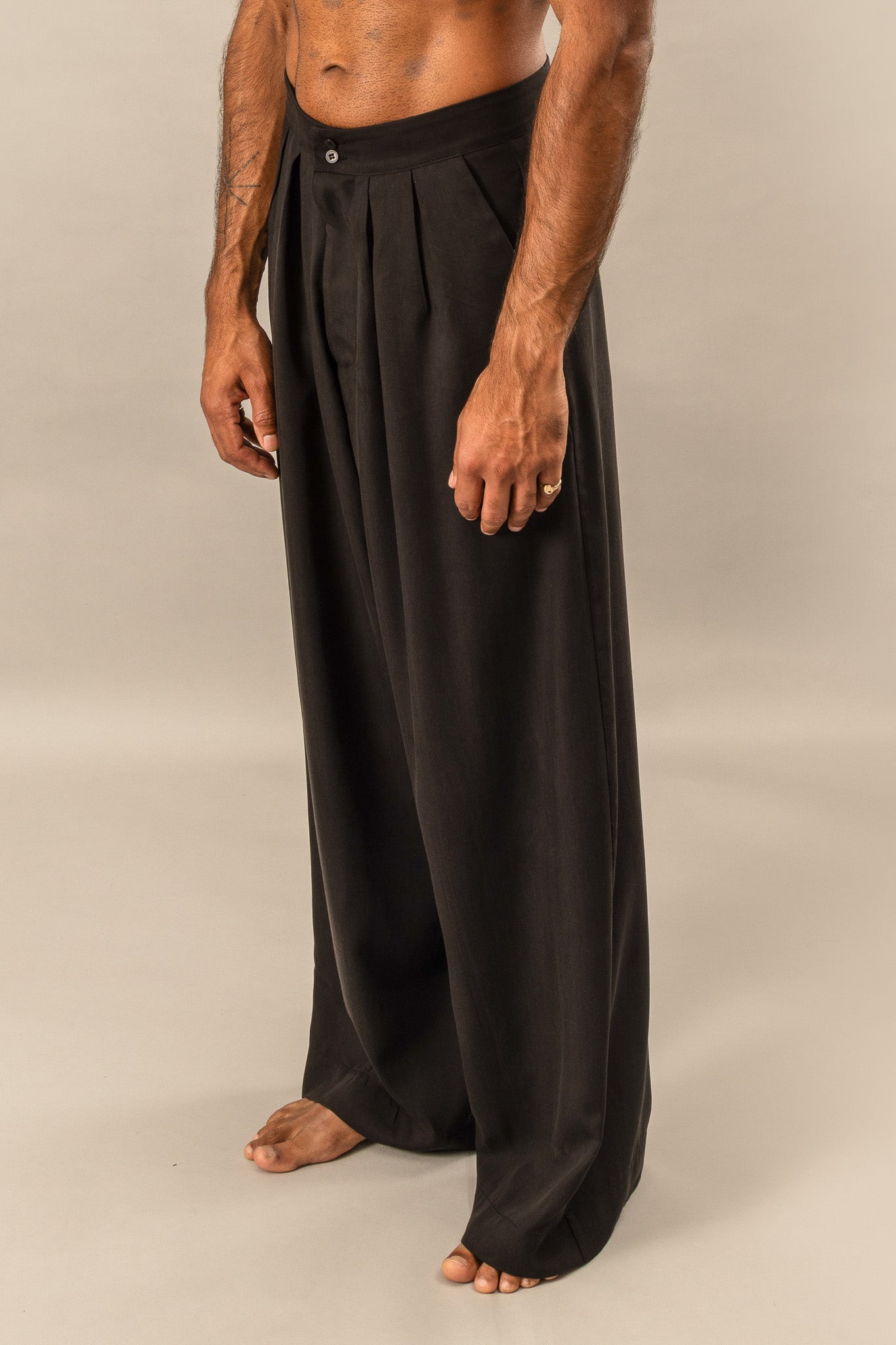 High Waisted Pleated Pants in Natural Black