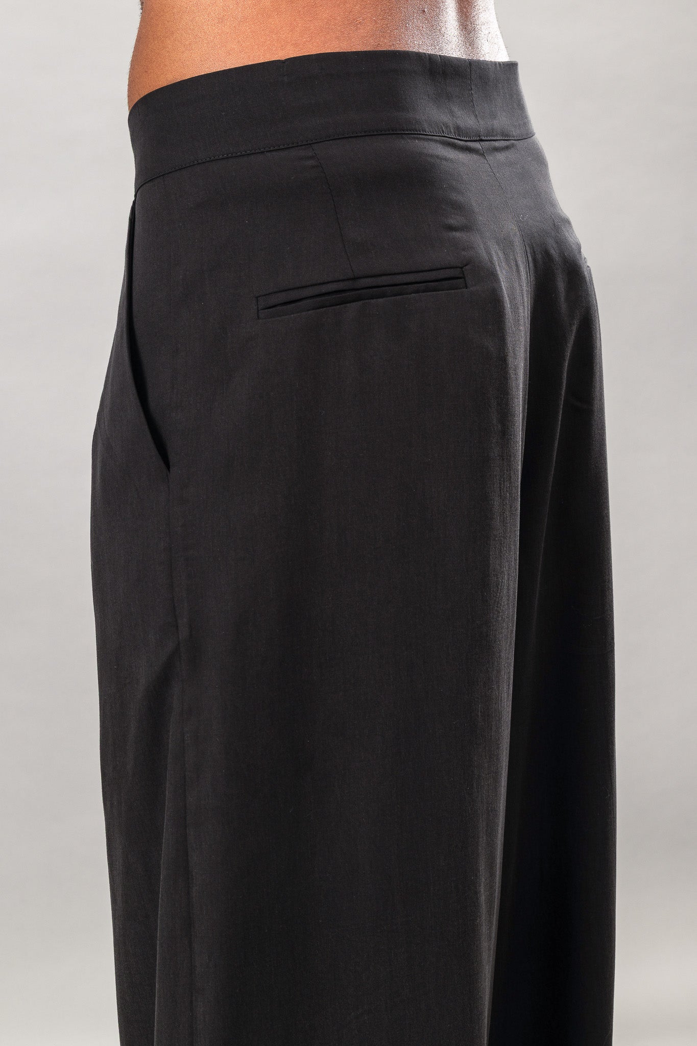 Relaxed Pleated Pants - Black