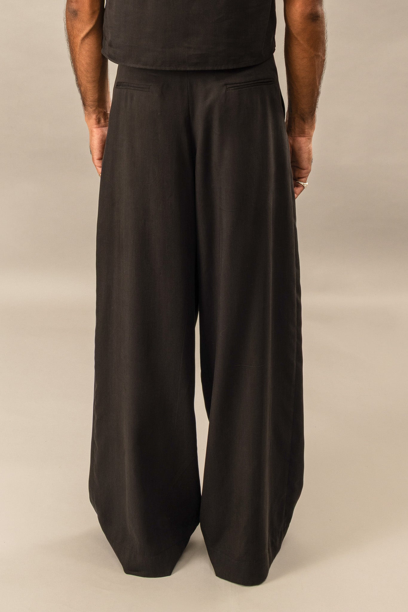 High Waisted Pleated Pants - Black