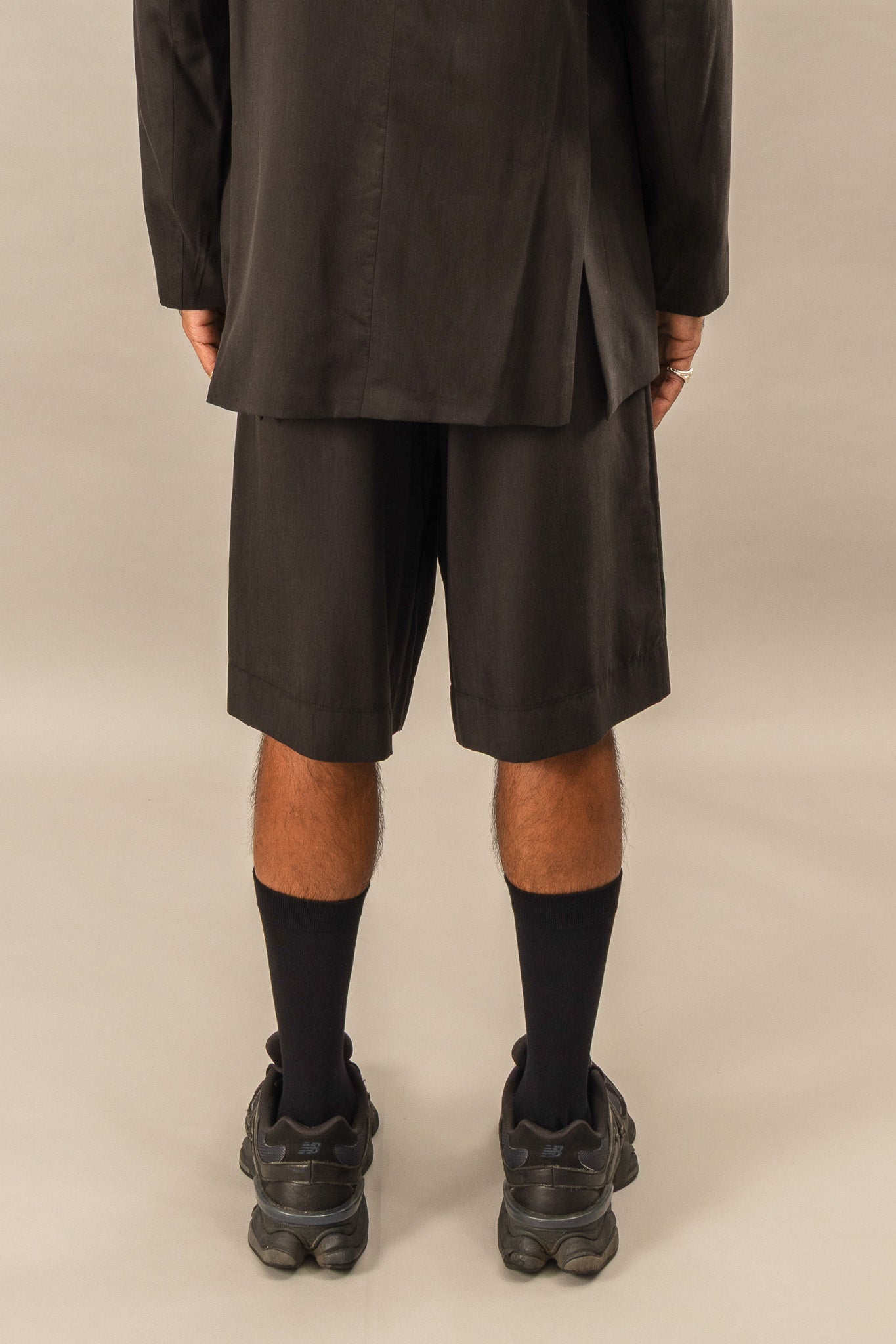 Relaxed Wide Leg Shorts in Natural Black