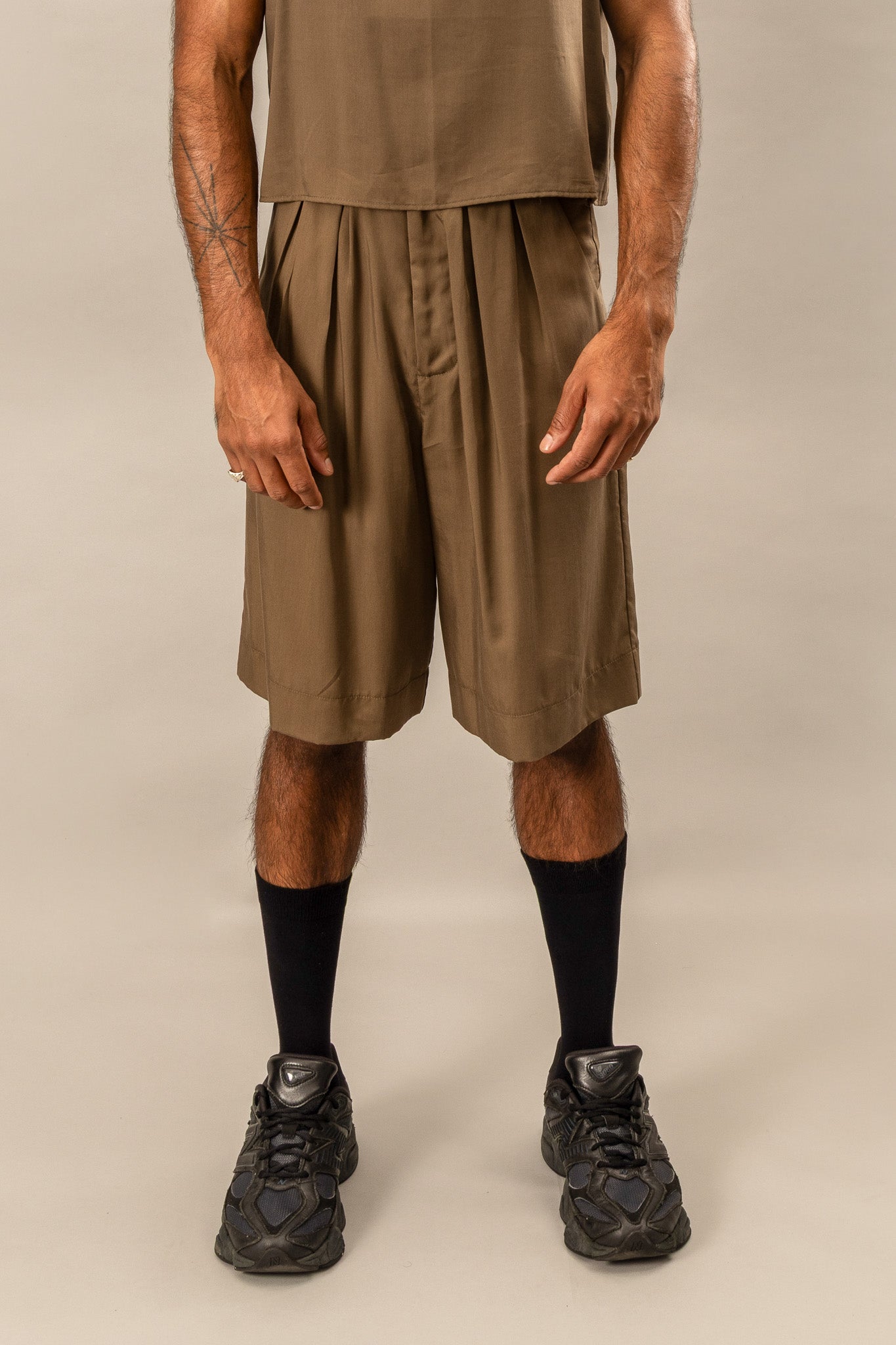 Relaxed Wide Leg Shorts - Olive