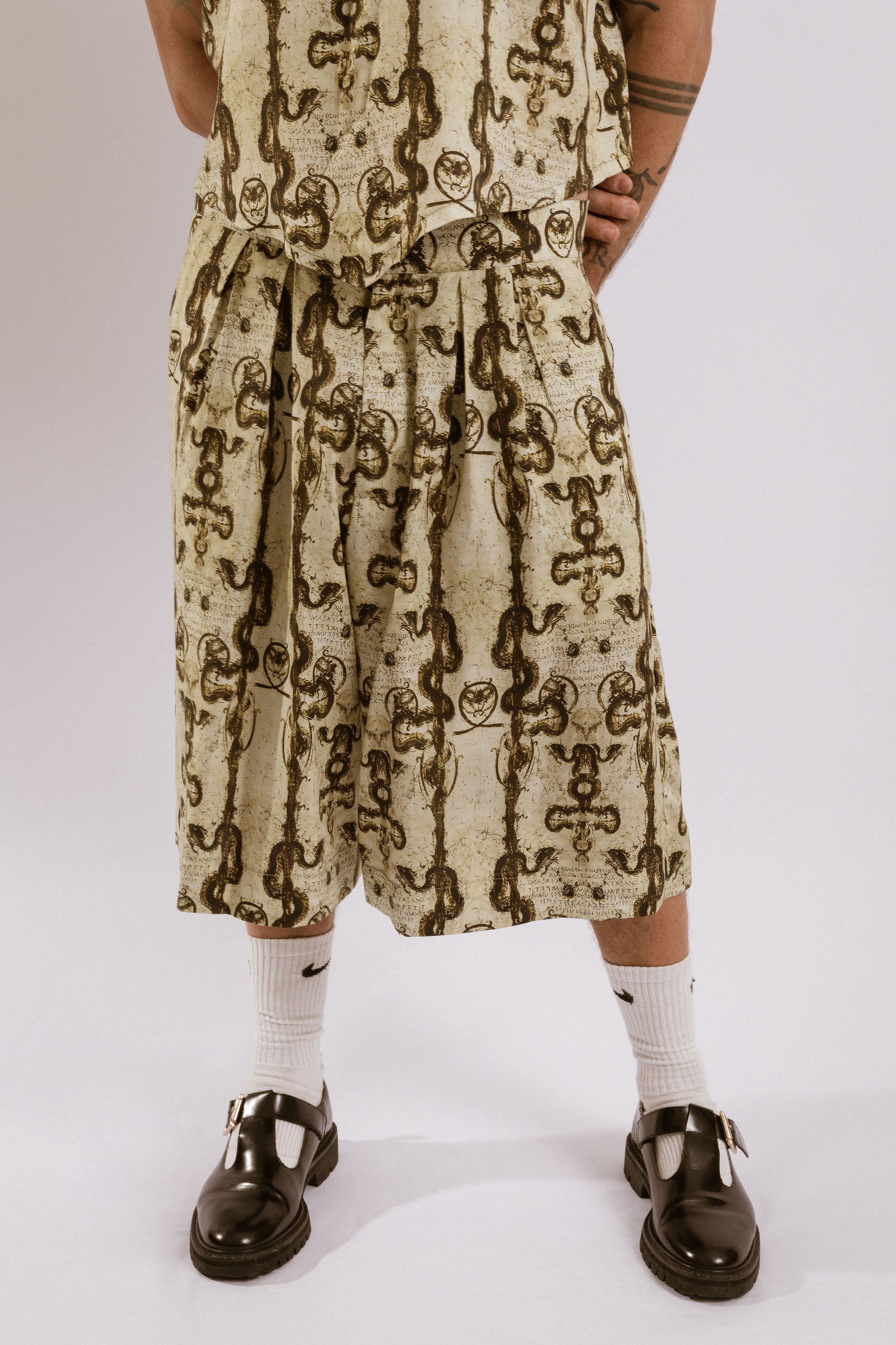 Iris Knee Length Shorts - Green Kundalini