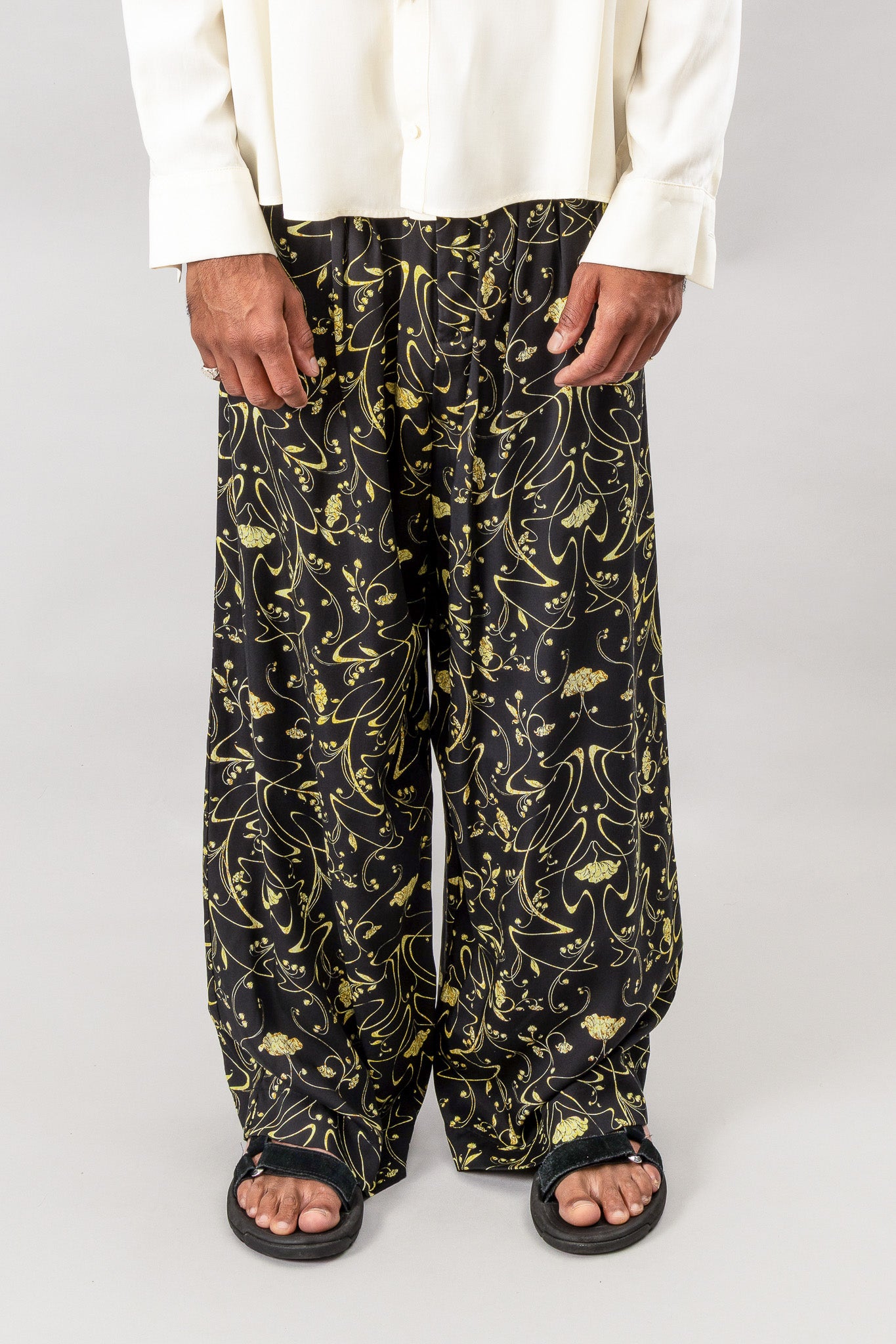 Relaxed Pleated Pants - Sylvan Black